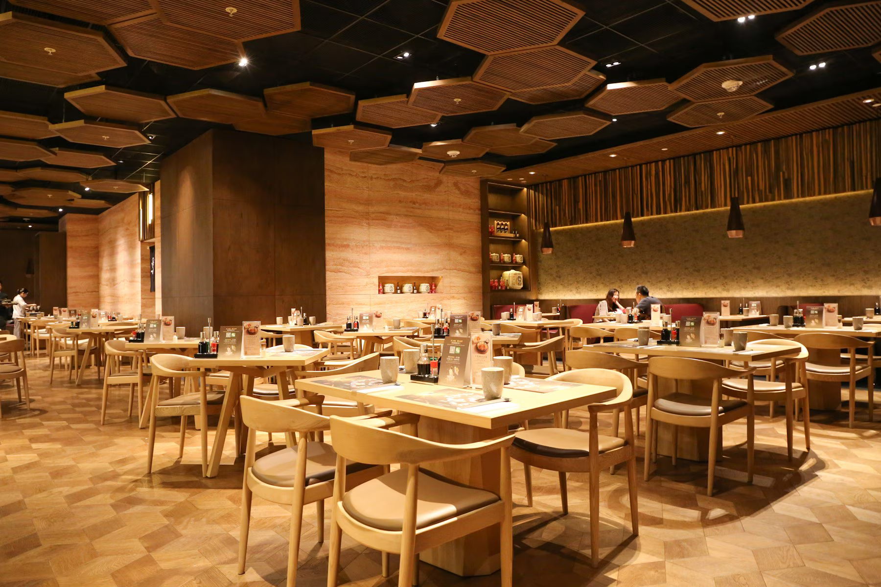 Restauracja w mieście Katowice — kameralne wnętrze przygotowane na wieczorną kolację — widok otwierający