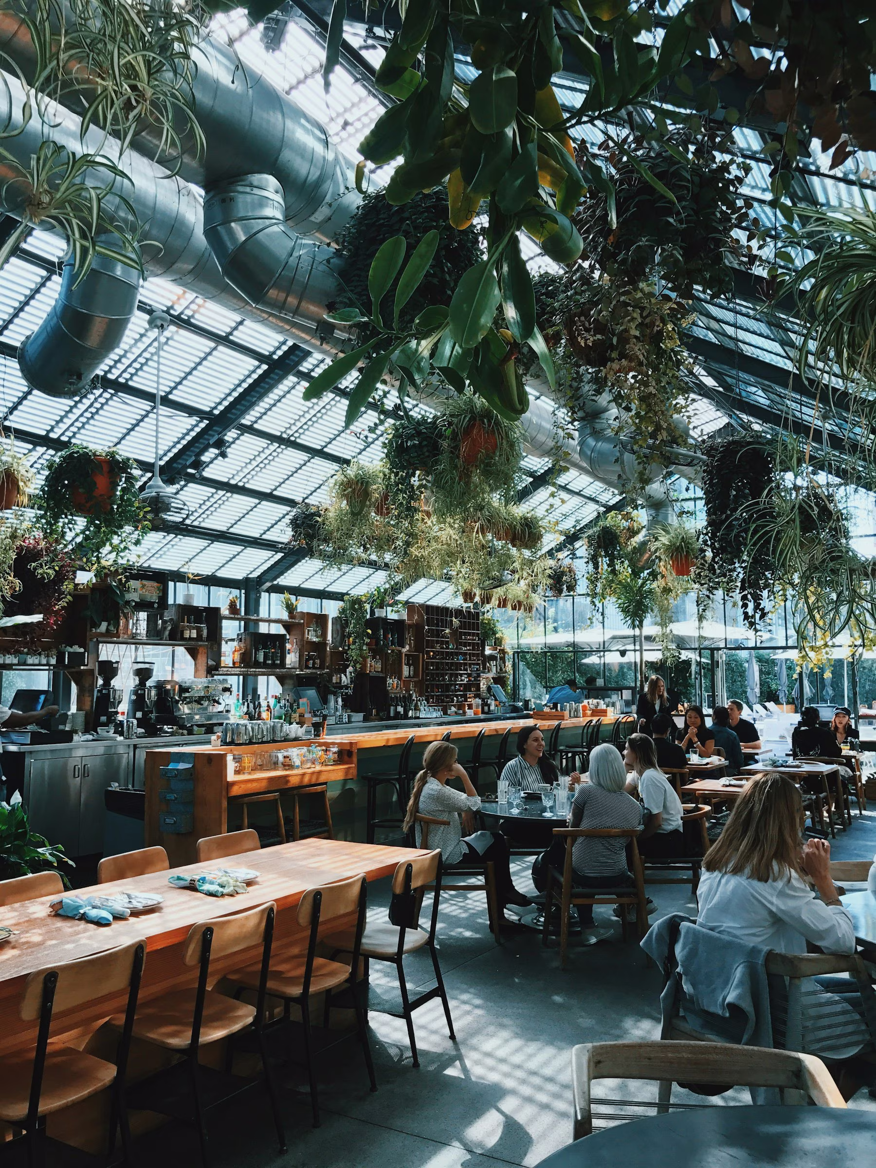 Katowice: sala restauracyjna z przemyślanym oświetleniem — światło i przestrzeń